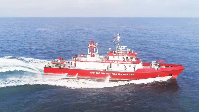 The fire-fighting, rescue and salvage ship built by Factory Z173 for the police force has been highly appreciated in practice. (Photo: NDO)