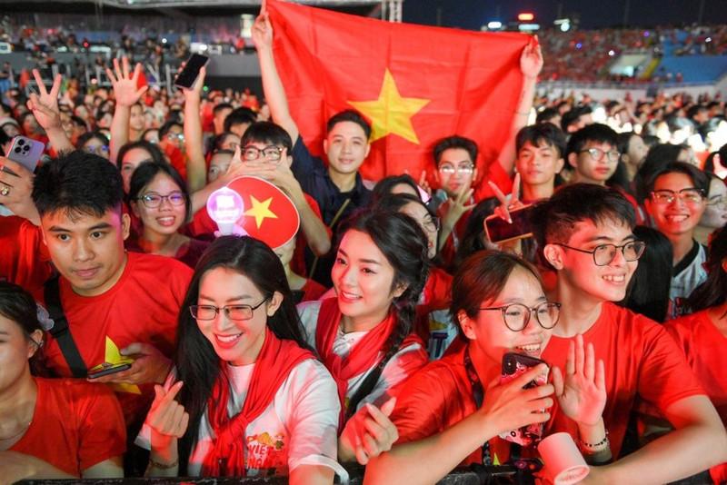 Young audience members were “filled with excitement” at every moment of the political art programme “To quoc trong tim”. (Photo: NDO)