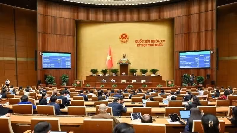 The National Assembly passes the amended Law on Judicial Expertise with a majority of votes in favour. (Photo: Duy Linh)