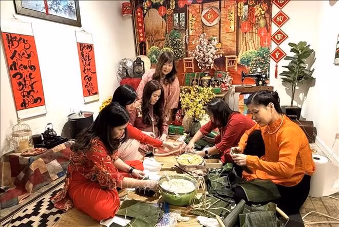 Vietnamese in Virginia gather to make "banh chung" ahead of Tet. (Photo: VNA)