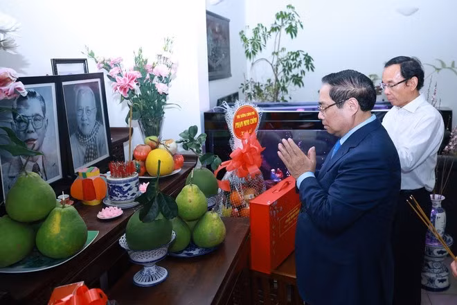 Prime Minister Pham Minh Chinh offers incense in tribute to late Party General Secretary Nguyen Van Linh. (Photo: VNA)