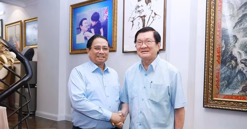 Prime Minister Pham Minh Chinh (left) extends New Year greetings to former State President Truong Tan Sang. (Photo: VNA)
