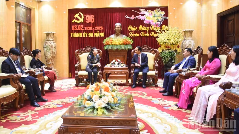 The Standing Board of the Da Nang City Party Committee received the Delegation from Chinese Consul General in Da Nang. (Photo: NDO)