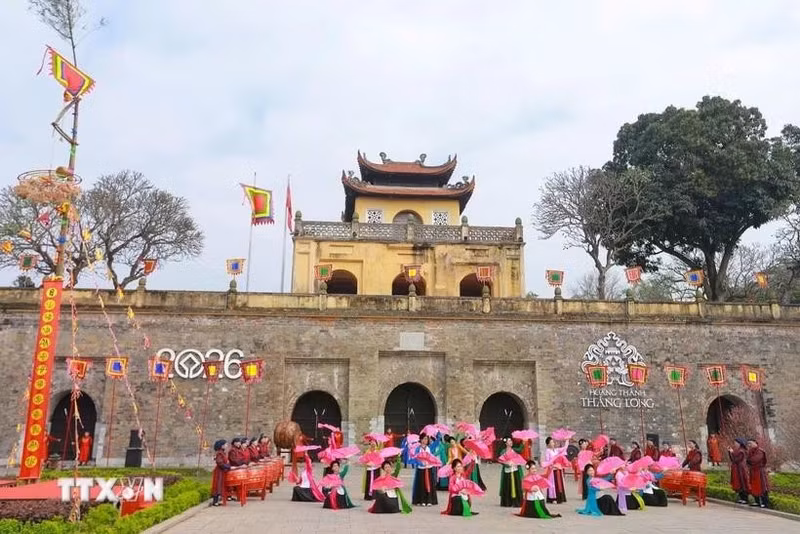 A Tet flower street is held for the first time at the Thang Long Imperial Citadel during the Lunar New Year 2026. (Photo: VNA)