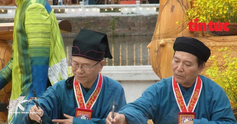 A calligraphy booth at the festival (Photo: VNA)