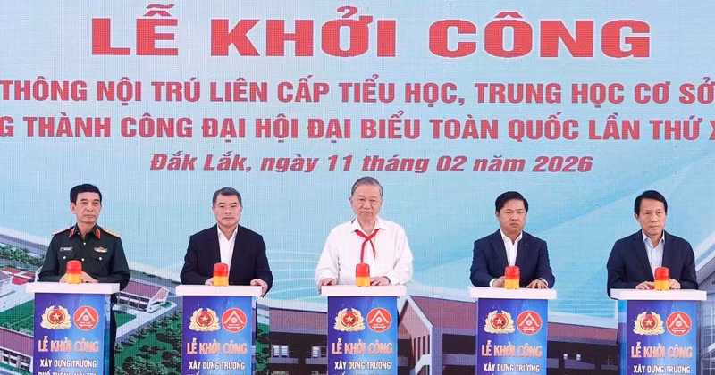 Party General Secretary To Lam (C) and other delegates press the button to break ground for the Ea Rok Primary and Secondary Boarding School project. (Photo: VNA)