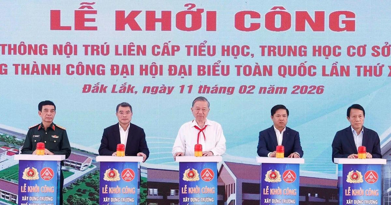 Party General Secretary To Lam (C) and other delegates press the button to break ground for the Ea Rok Primary and Secondary Boarding School project. (Photo: VNA)