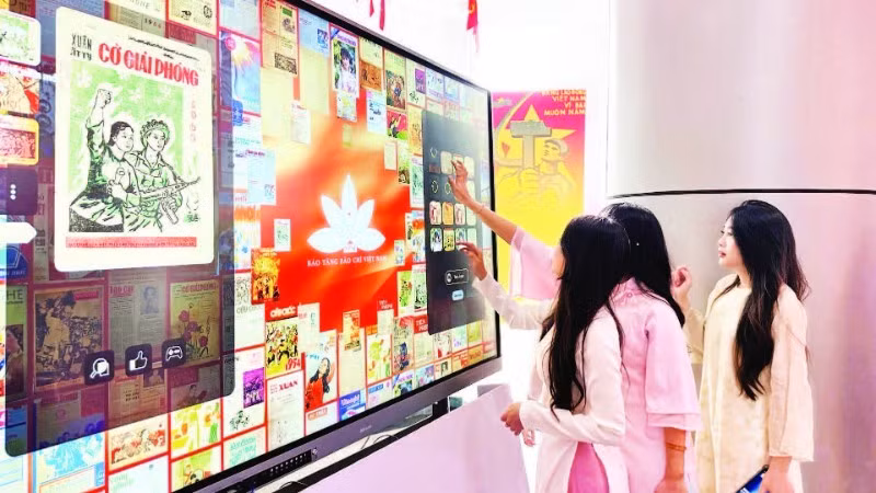 The public experiences spring newspapers using digital technology at the Viet Nam Press Museum. (Photo: NDO)