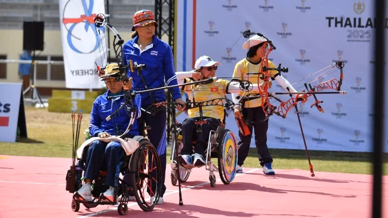 Athletes Bien Thi Chung and Huynh Thi Hanh won a silver medal in the women's doubles archery final at the 13th ASEAN Para Games. (Photo: NDO)