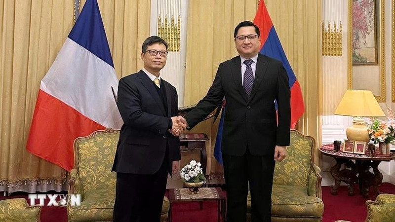 Ambassador Trinh Duc Hai extends New Year wishes of good health, peace and success to Lao Ambassador Kalamoungkhoune Souphanouvong, as well as to all officials and staff of both embassies and their families. (Photo: VNA)