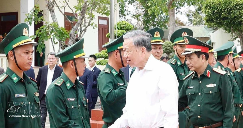 Party General Secretary To Lam, who is also Secretary of the Central Military Commission, visits officers and soldiers of the Ea H’Leo Border Guard Station on February 11 (Photo: VNA)