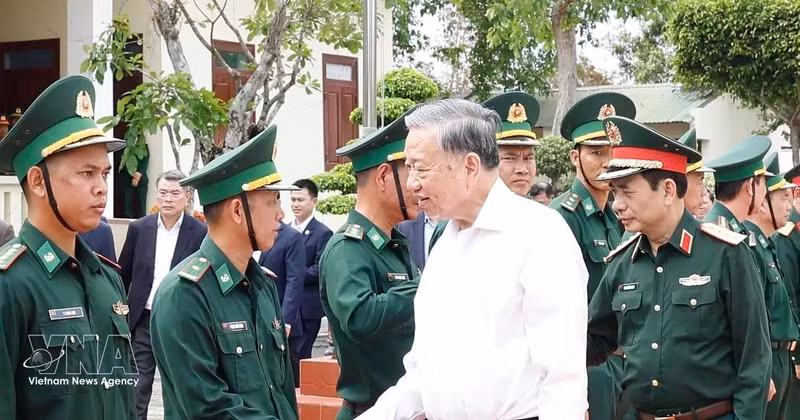 Party General Secretary To Lam, who is also Secretary of the Central Military Commission, visits officers and soldiers of the Ea H’Leo Border Guard Station on February 11 (Photo: VNA)