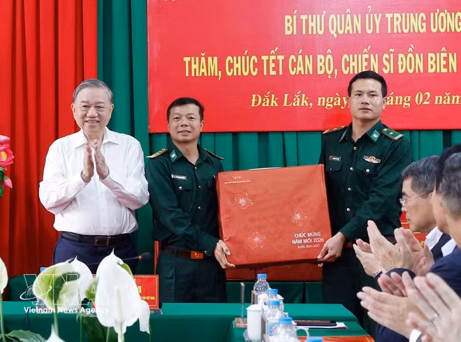 Party General Secretary To Lam presents Tet gifts to the officers and soldiers of the Ea H’Leo Border Guard Station (Photo: VNA)