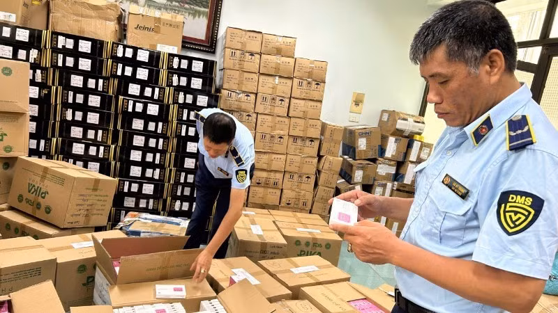 Market management forces in Ha Noi City inspect goods with signs of violations in e-commerce activities. (Photo: HOANG YEN)