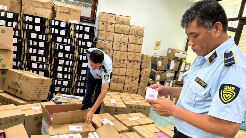 Market management forces in Ha Noi City inspect goods with signs of violations in e-commerce activities. (Photo: HOANG YEN)