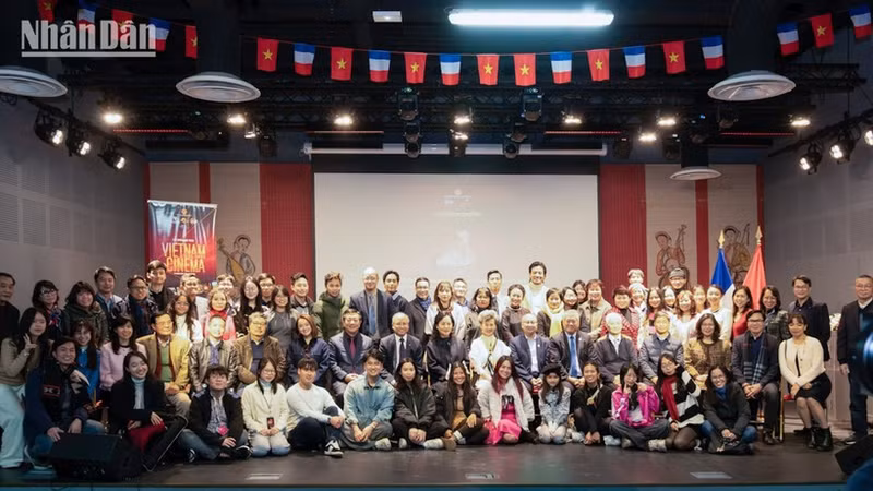 A large number of overseas Vietnamese, young people, students and cinema lovers attended the exchange to support the film crews. (Photo: MINH DUY)