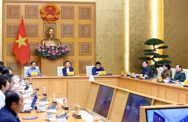 Deputy Prime Ministers Ho Duc Phoc, Bui Thanh Son, Nguyen Chi Dung and Ho Quoc Dung attend the meeting at the Government Headquarters. (Photo: VNA)