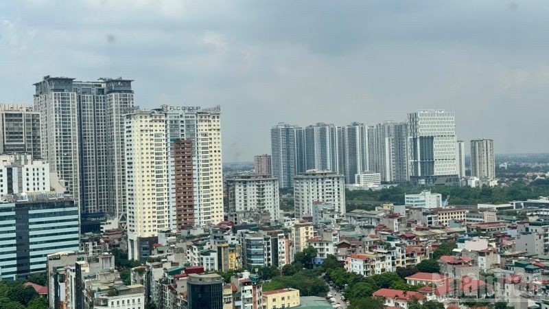 Although the market still holds substantial potential for growth, housing prices are becoming increasing "hot", far exceeding real income and increasing the gap between people who own real estate and those who cannot purchase a house. (Photo: HNV).