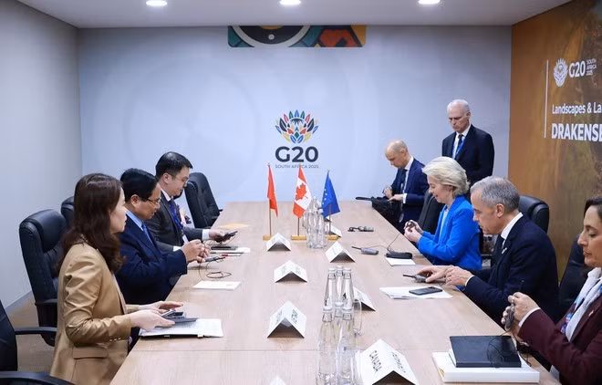 At the meeting between Vietnamese Prime Minister Pham Minh Chinh (second, left), Canadian PM Mark Carney (second, right) and President of the European Commission (EC) Ursula von der Leyen (third, right). (Photo: VNA)