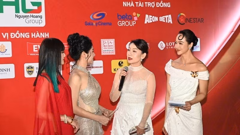 Actors and artists on the red carpet. (Photo: QUOC THANH)
