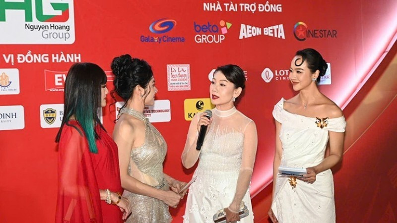 Actors and artists on the red carpet. (Photo: QUOC THANH)