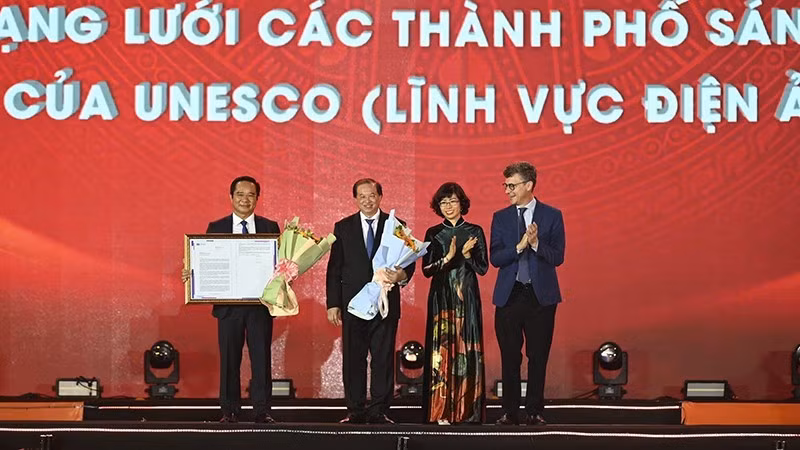 The ceremony to present the title “Creative City in Cinema” to Ho Chi Minh City. (Photo: QUOC THANH)