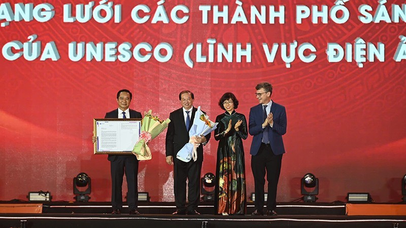 The ceremony to present the title “Creative City in Cinema” to Ho Chi Minh City. (Photo: QUOC THANH)