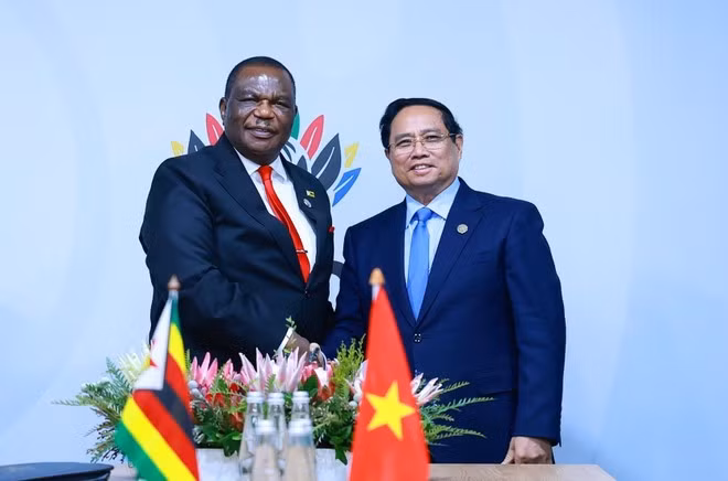 PM Pham Minh Chinh (R) and Zimbabwean Vice President Constantino Chiwenga. (Photo: VNA)