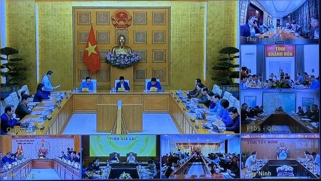 The meeting is connected from South Africa with the Government Headquarters and the provinces of Khanh Hoa, Gia Lai, Dak Lak, Lam Dong and Tay Ninh, and the Civil Defence Command of Military Region 5. (Photo: VNA)