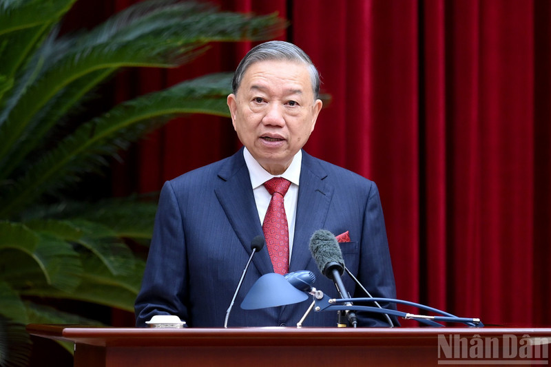 General Secretary To Lam delivers the closing speech.