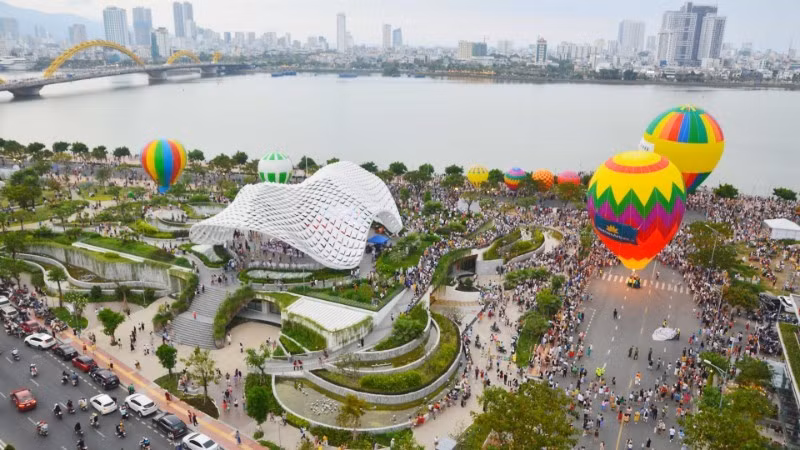 Services and tourism are gradually becoming one of the main economic sectors of Da Nang. (Photo: NDO)