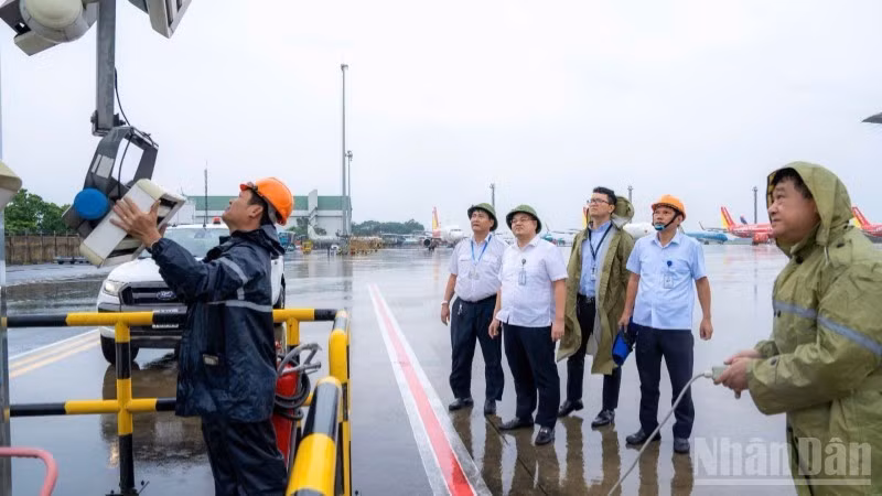 Authorities inspect the securing and reinforcement of facilities and assets at Noi Bai International Airport. (Photo: NDO)