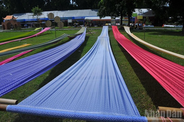People in Van Phuc Silk Village dry silk. (Photo: NDO)