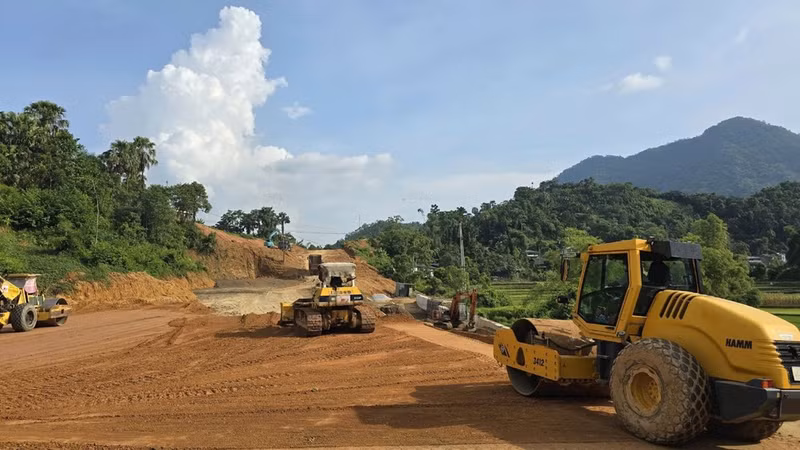 Capitalising on sunny weather, contractors are mobilising vehicles and workers to accelerate construction of the Cho Moi–Bac Kan Expressway expansion project. (Photo: nhandan.vn)