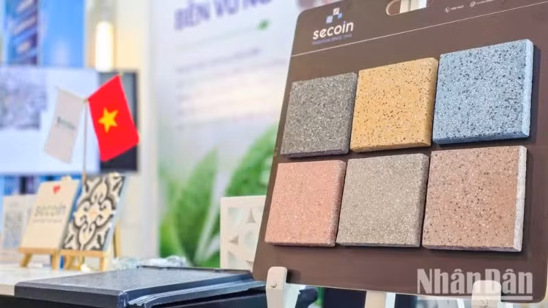 Businesses display lightweight and sustainable material solutions at the event. (Photo: NDO)