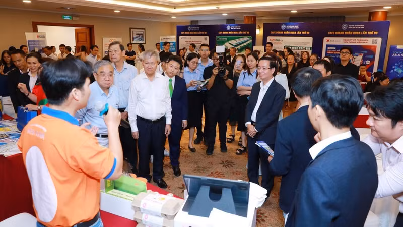 An event showcasing a business's products. (Photo: nhandan.vn)
