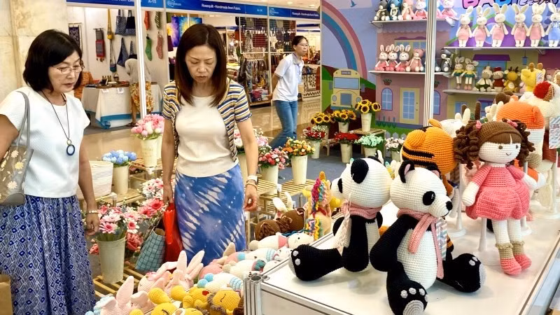 Foreign visitors at Ha noi Giftshow 2024. (Photo: NDO)