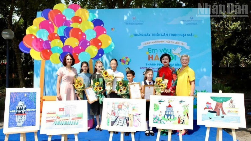 Representatives of the organising committee take photo with prize-winning contestants. (Photo: NDO)