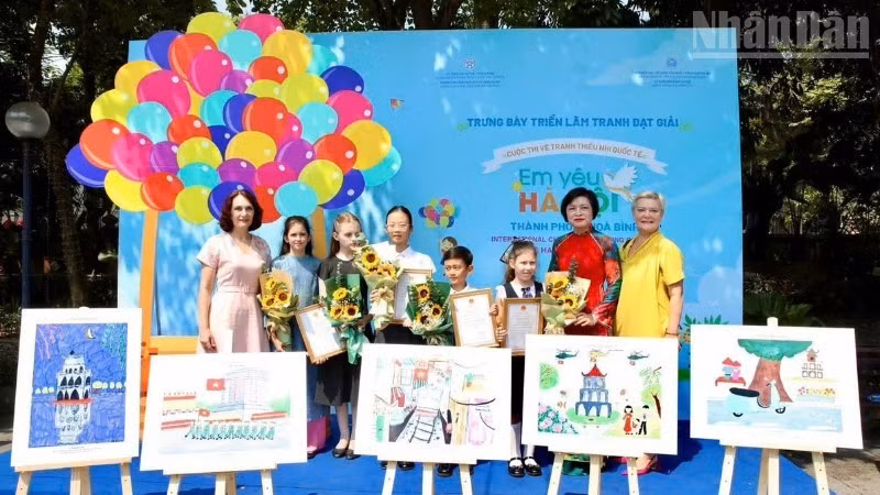Representatives of the organising committee take photo with prize-winning contestants. (Photo: NDO)