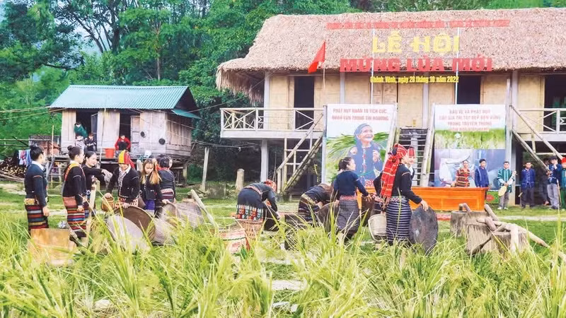 The new rice celebration festival of the Bru-Van Kieu ethnic minority people is re-enacted in the Chenh Venh Eco-Tourism Site. (Photo: HIEU MINH)