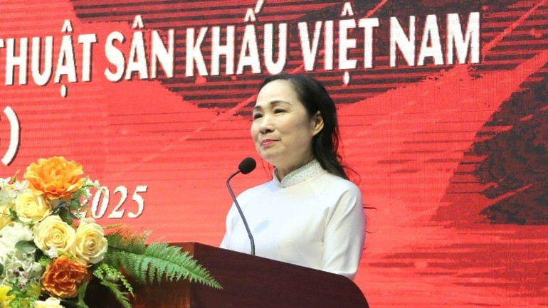People’s Artist Trinh Thuy Mui speaks at the workshop “50 years of innovation of the Vietnamese theatre art” (1975–2025).