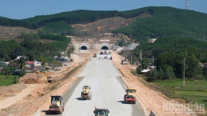 At the project sites, contractors are working in a “three shifts, four teams” approach to ensure completion of the project by the end of 2025. (Photo: NDO)