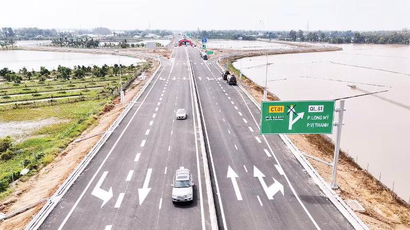 The Can Tho–Ca Mau Expressway (the Can Tho–Hau Giang component) has been put into operation, helping to strengthen connectivity between Can Tho and the Mekong Delta. (Photo: NDO)