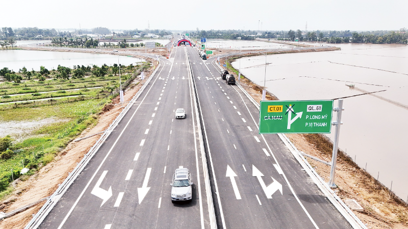 The Can Tho–Ca Mau Expressway (the Can Tho–Hau Giang component) has been put into operation, helping to strengthen connectivity between Can Tho and the Mekong Delta. (Photo: NDO)