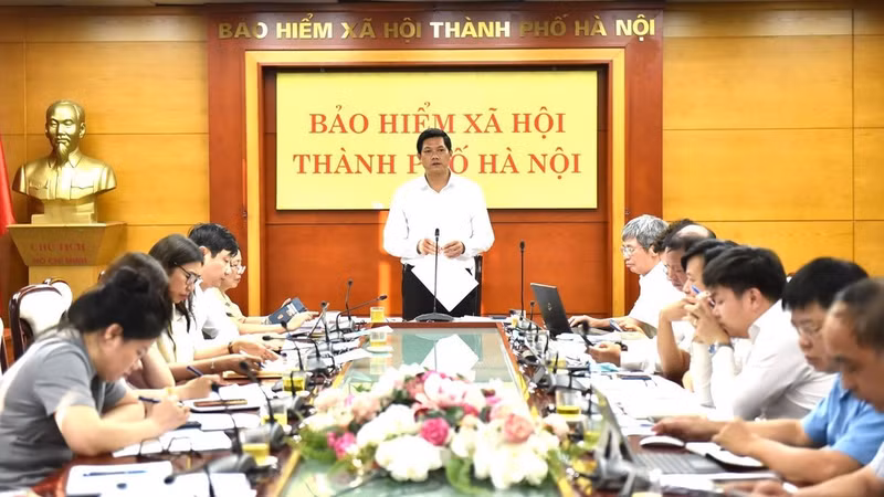 Nguyen Ngoc Huyen, Director of Ha Noi Social Security, speaks at the meeting. (Photo: Ha Noi Social Security)