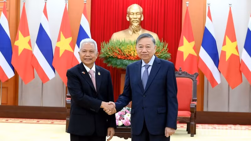 Party General Secretary and State President To Lam (R) receives President of the National Assembly and Speaker of the House of Representatives of Thailand Sophon Zaram in Ha Noi on August 7, 2026. (Photo: nhandan.vn)