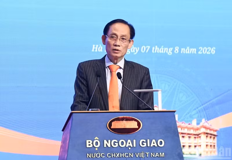 Politburo member and Minister of Foreign Affairs Le Hoai Trung speaks at the 33rd Diplomatic Conference's closing session in Ha Noi on August 7, 2026. (Photo: nhandan.vn)
