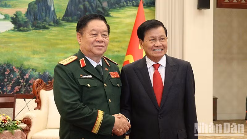 Lao Party General Secretary and President Thongloun Sisoulith (right) receives General Nguyen Trong Nghia, Chairman of the General Department of Politics of the Viet Nam People's Army (Photo: nhandan.vn)