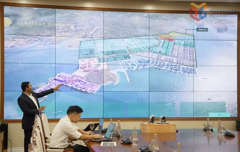 The investor's representative presents the project development concept. (Photo: quangninh.gov.vn)