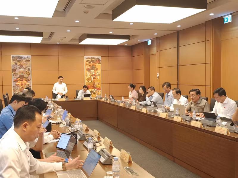 Lawmakers in a group discussion (Photo: quochoi.vn)
